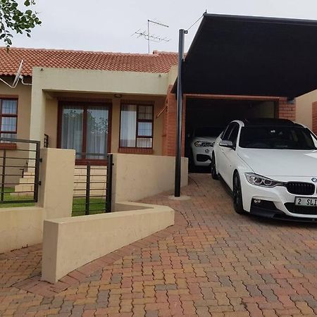Plush Private Home Polokwane Extérieur photo