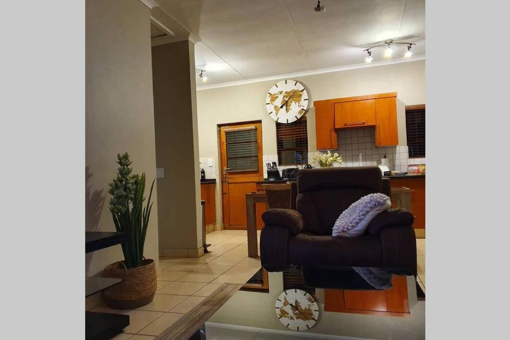 Plush Private Home Polokwane Extérieur photo