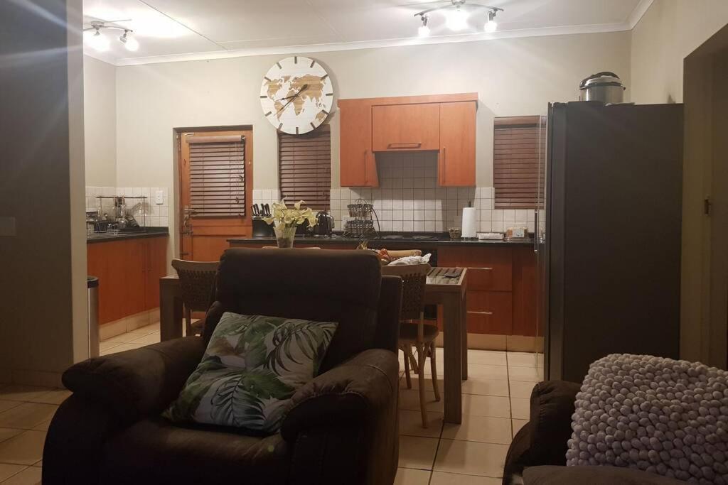 Plush Private Home Polokwane Extérieur photo