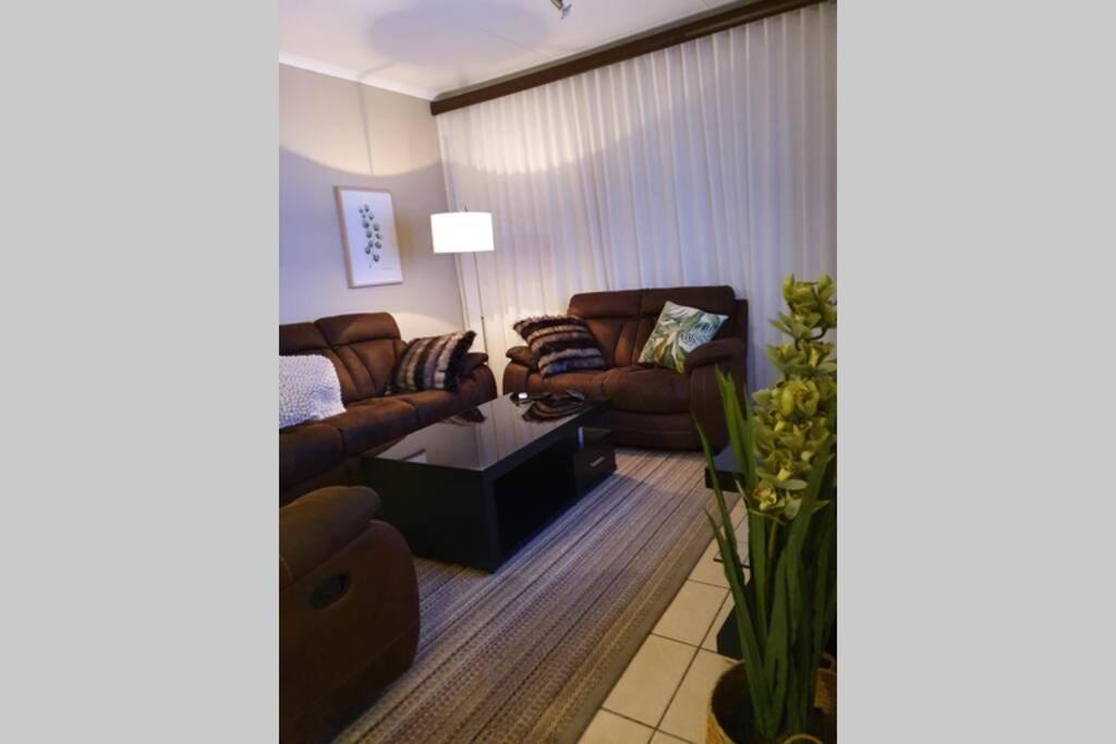 Plush Private Home Polokwane Extérieur photo